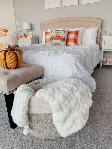 Fall Room Ideas, Holiday Room Decor, Halloween Bedroom Decor, Fall Room Decor, Fall Bedroom Decor, Halloween Bedroom, Hallowen Ideas, Cozy Fall Bedroom, Holiday Room