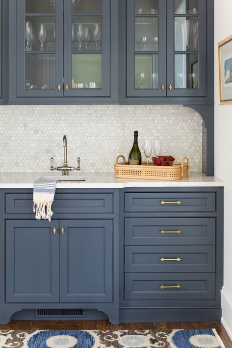 Walnut Hill – M. Carter Design Georgian Remodel, White Mosaic Tile Backsplash, Glass Mosaic Tile Backsplash, White Mosaic Tile, Beach Style Kitchen, Recessed Panel Cabinets, Inset Cabinets, Patterned Tile, Shaker Style Cabinets