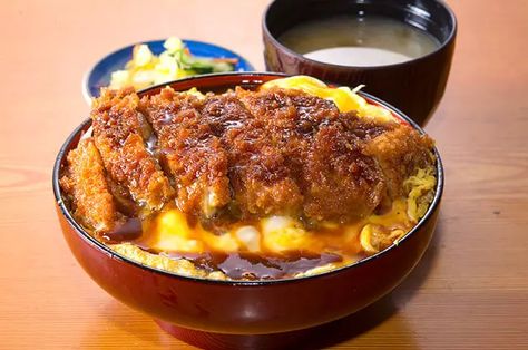 What do you imagine when you hear sauce katsu don? Many think of katsu don with a sweet, salty soy sauce flavoured with Japanese-style dashi. For those people, when they think of sauce katsu don, they probably think of “sauce-covered katsu don.” On the other hand, depending on where you are from, some people imagine sauce katsu don when they hear katsu don. The local sauce katsu don these people is a dish different from the tonkatsu set meal where tonkatsu is the main character and is a dish com Katsu Don, Katsu Recipes, Tonkatsu Sauce, Japanese Chicken, Global Cuisine, Main Character, Local Food, Deep Fried, Bread Crumbs