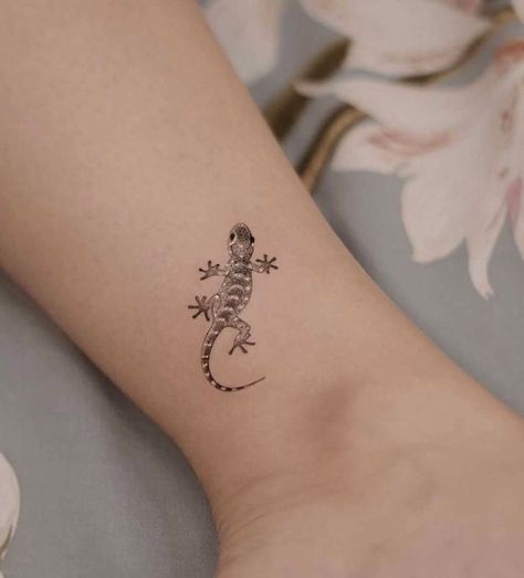 Gecko Tattoo, Lizard Tattoo, Stick And Poke Tattoo, Stick N Poke Tattoo, Geniale Tattoos, Poke Tattoo, Badass Tattoos, Discreet Tattoos, Stick And Poke