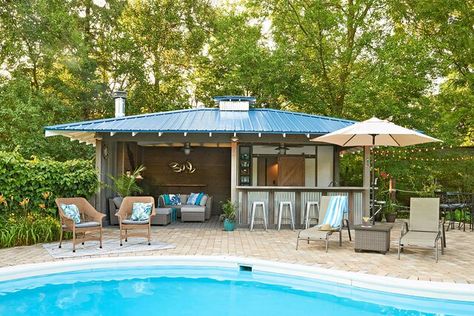 Small Backyard Pool Oasis, Pool Shack Ideas, Backyard Pool Bar, Pool Cabana With Bar, Pool House Furniture, Pool Hangout, Pool House Ideas Backyards, Backyard Bungalow, Tropical Yard