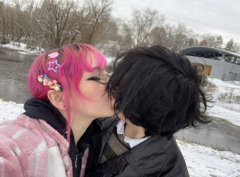 gyaru jpop japan anime animecore cute couple emo kawaii Pastel Gf Goth Bf, Opposite Couples Relationships, Emo Bf And Gf, Emo And Kawaii Couple, Pink X Black Aesthetic Couple, Emo Bf And Pink Gf, Emo X Soft Couple, Pink And Black Couple, Opposite Aesthetic Couple