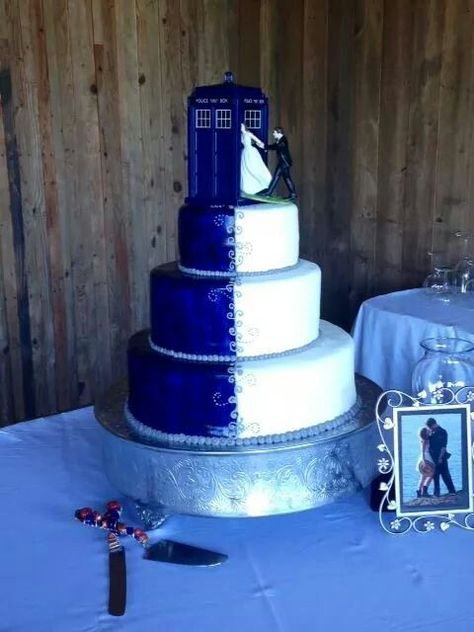 Wedding cake Dr Who Cake, Doctor Who Cakes, Geek Wedding Cake, Doctor Who Wedding, Nerd Wedding, Geeky Wedding, Nerdy Wedding, Geek Wedding, Wedding Dr