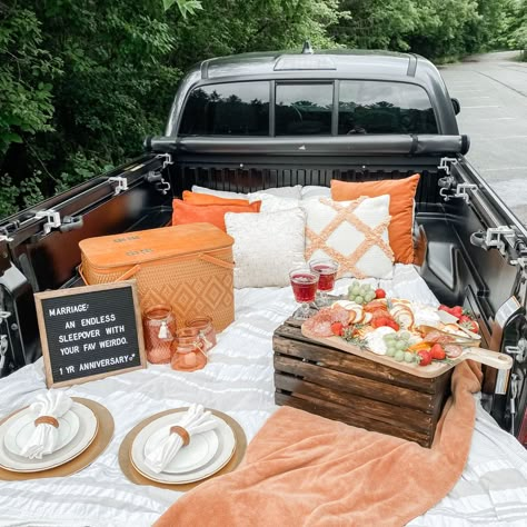 Truck Bed Dates Romantic, Tailgate Picnic Date, Back Of Pickup Truck Date, Truck Picnic Date Night, Pickup Truck Picnic Date, Cowboy Date Night, Back Of Truck Picnic, Pick Up Truck Date Night, Picnic In The Back Of A Truck