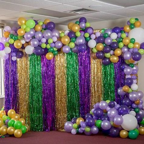 Mardi Gras Centerpieces, Plastic Balloons, Mardi Gras Food, Feather Centerpieces, Graduation Party Themes, Mardi Gras Decorations, Green Balloon, Mardi Gras Beads, Mardi Gras Party