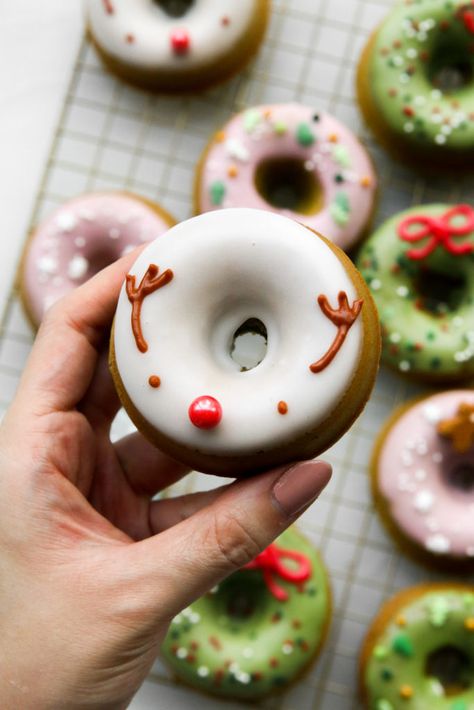 Donut Decorating Ideas, Fancy Donuts, Matcha Mochi, Donuts Gourmet, Christmas Pastries, Christmas Donuts, Donut Decorations, Mini Doughnuts, Diy Gifts For Kids