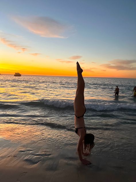 Handstands On The Beach, Gymnastics Beach Pictures, Vision Board Gymnastics, Handstand Aesthetic, Gymnastic Aesthetic, Beach Gymnastics, Gymnastics Aesthetic, Gymnastics Handstand, Gymnastics Wallpaper