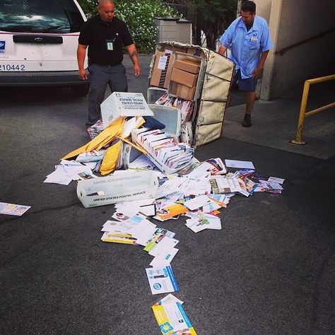 The sight of this just makes us cringe. #Fail #MailmanProblems #Mailman #MailLady #LetterCarrier #Mail  Via: http://www.instagram.com/freshh_pimpin82 Mail Carrier Humor, Usps Humor, Rural Carrier, Going Postal, Us Postal Service, Mail Carrier, Postal Worker, You've Got Mail, Jeep Cj