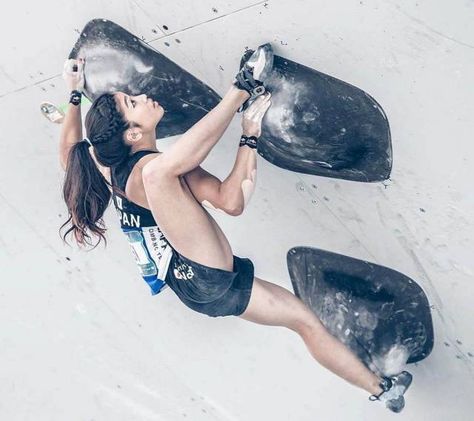 42 Amusing Pics and Images That Will Entertain You - Funny Gallery Rock Climbing Photography, Rock Climbing Women, Climbing Art, Climbing Girl, Shoulder Injuries, People Poses, Rock Climbers, 22 Years Old, Community Manager