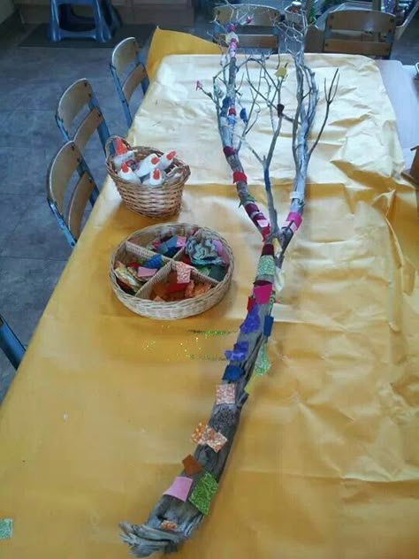 Collaborative branch collage Reggio Inspired Classrooms, Reggio Classroom, Crafts Preschool, Reggio Inspired, Invitation To Play, Kindergarten Art, Collaborative Art, Reggio Emilia, Class Ideas