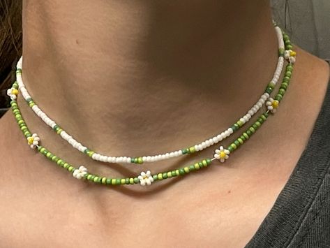 Beaded Jewelry Green, Necklace Diy Aesthetic, Green Beaded Jewelry, Necklace Diy Ideas, Bead Necklace Aesthetic, Pearl Necklace Diy, Trendy Beaded Necklace, Diy Beaded Rings, Pretty Jewelry Necklaces