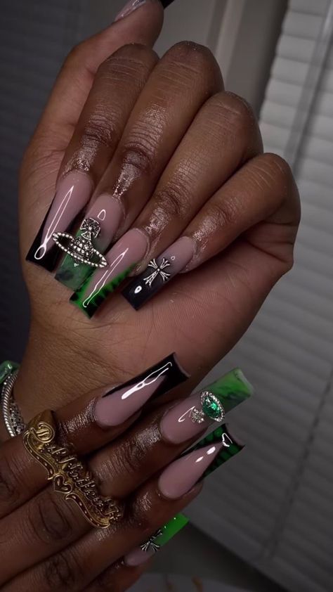 Black Nails Baddie, Baddie Black Nails, Black Baddie Nails, Green Baddie Nails, Emerald Green And Black Nails, Black And Green Nails, Green And Black Nails, Ashtray Design, Bad And Boujee Nails