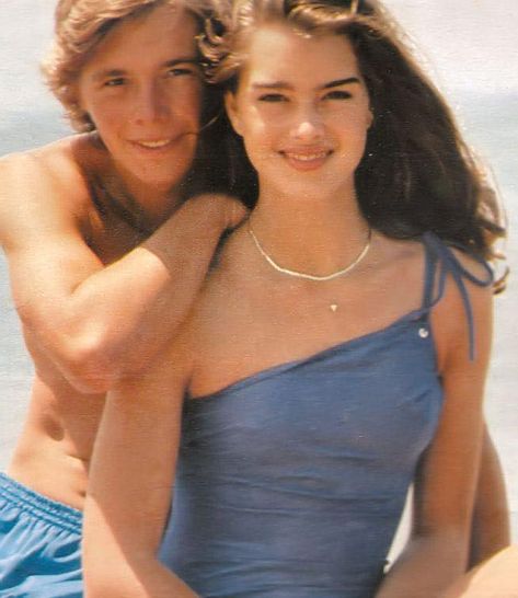 Christopher Atkins and Brooke Shields on the set of "The Blue Lagoon" in Fiji, 1979. Young Brooke Shields, Blue Lagoon Movie, Christopher Atkins, Brooke Shields Young, African Print Maxi Skirt, Brooke Shields, Elle Fanning, Pretty Eyes, Hollywood Celebrities