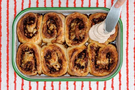 Apple Cinnamon Biscuit Buns Chocolate Bowls With Balloons, Bake Pork Chops, Cinnamon Sugar Pecans, Mary's Kitchen, Mary Berg, Cinnamon Biscuits, Quick And Easy Soup, Hawaiian Sweet Rolls, Flaky Biscuits