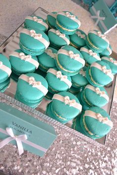 Tiffany Birthday, Kue Macaroon, Tiffany Baby Showers, Tiffany Theme, Tiffany Bridal Shower, Tiffany's Bridal, Tiffany Party, French Macaroons, Breakfast At Tiffany's