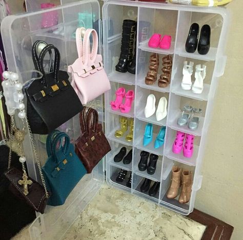 Barbie Organization Ideas, Barbie Storage, Barbie Organization, Kids Room Storage, Barbie Case, Doll Organization, Barbie Diy Accessories, Barbie House Furniture, Diy Barbie House