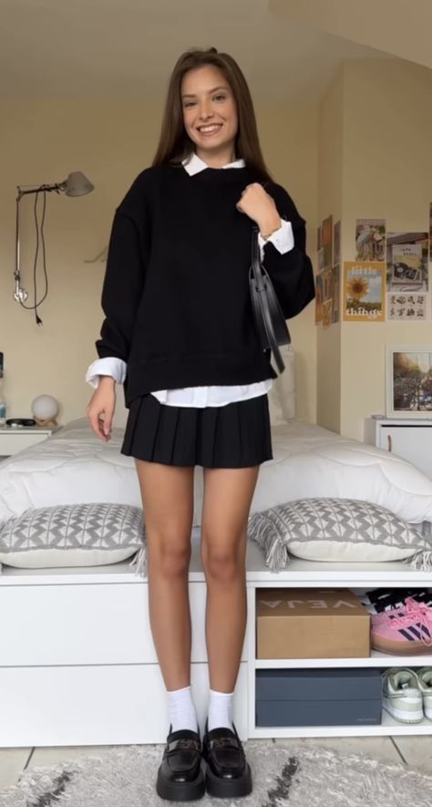 School Skirt Outfits, Black Tennis Skirt Outfit, Skirt Outfit Fall, Black Tennis Skirt, Black Skirt Outfits, Tennis Skirt Outfit, Cold Outfits, Casual Day Outfits, Student Fashion