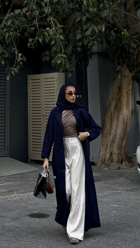 Abaya With Sweater, Abaya With Heels, Abaya Work Outfit, Abaya Outfits Aesthetic, Abaya Photoshoot Ideas, Saudi Outfit, Short Abaya, Abaya Outfit Ideas, Winter Outfits London