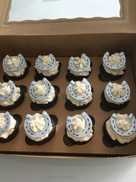 Equestrian Cupcakes, Western Cupcakes Ideas, Country Cupcakes Wedding, Western Cupcake Ideas, Horse Theme Dessert Table, Horse Themed Cupcakes, Horseshoe Cake Ideas, Horseshoe Cupcakes, Horse Cupcakes Ideas