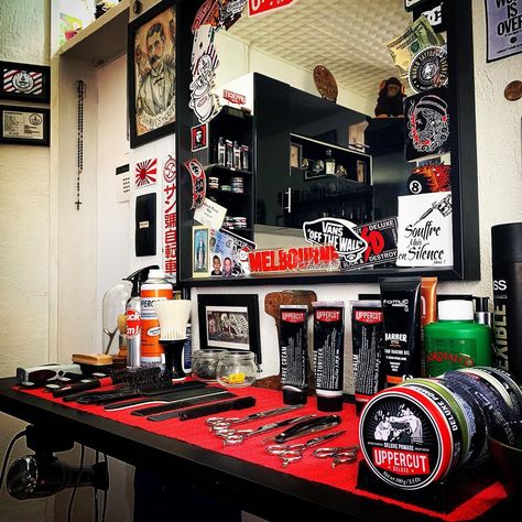 Barber Station Setup, Barber Stations Ideas, Barber Van, Barber Setup, Barber Inspiration, Mobile Barber Shop, Barber Aesthetic, Cosmetology Business, Old School Barber