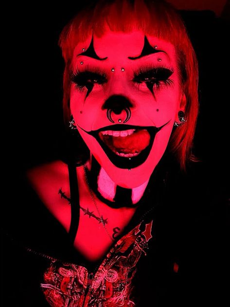 Black Red And White Makeup, Dark Mad Hatter Makeup, Easy Halloween Costumes Alt, Vampire Clown Costume, Corpse Clown Makeup, Spider Clown Makeup, Clown Costume Diy Scary, Red Black Clown Makeup, Scary Clown Photoshoot