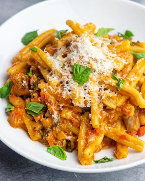 Giadzy on Instagram: “A vegetarian Sunday supper that won't disappoint: @giadadelaurentiis' vegetable Bolognese, absolutely loaded with hearty and savory flavor.…” Giada Pasta, Vegetable Bolognese, Vegetarian Bolognese, Bolognese Recipe, Bolognese Sauce, Vegetable Pasta, Vegetarian Appetizers, Rigatoni, Full Meal Recipes