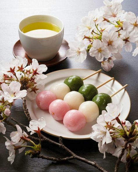 Hanami Dango Aesthetic, Traditional Japanese Desserts, Japanese Cuisine Aesthetic, Japanese Dessert Aesthetic, Dango Aesthetic, Japanese Desert, Japanese Dango, Hanami Dango, Desserts Japonais