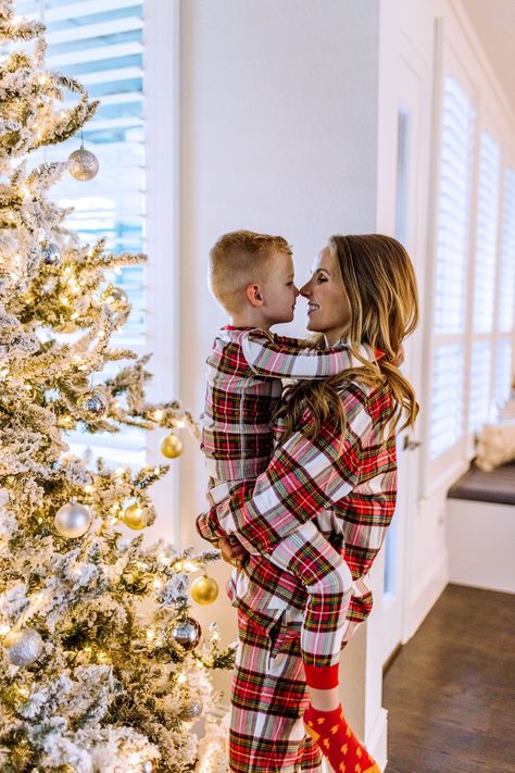 Family Pajamas Christmas Photo Ideas, Indoor Christmas Photos, Christmas Pajama Pictures, Christmas Baby Pictures, Christmas Dog Outfits, Christmas Family Photoshoot, Christmas Poses, Baby Christmas Photos, Xmas Pictures