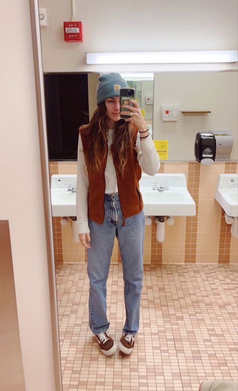 How To Style Carhartt Beanie, Granola Girl Vest Outfit, Carhartt Vest Outfits, Carhartt Hat Outfit, Carhartt Vest Outfit Woman, Girls Vest Outfit, Hiking Outfits Winter, Carhartt Vest Outfit, Outfit Puffer Vest