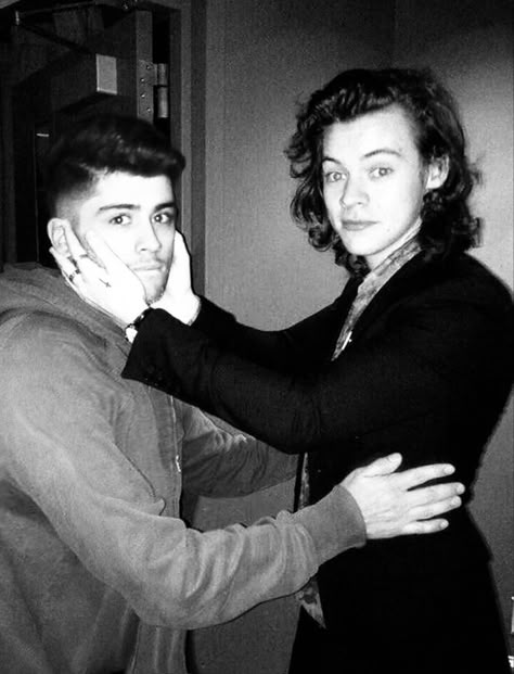 Harry Styles Zayn Malik, Zarry Stylik Manip, Zayn Malik Aesthetic Icon, One Direction Black And White, Zayn Malik And Harry Styles, Zayn Malik Gay, Zayn And Perrie, One Direction Selfie, Harry And Zayn