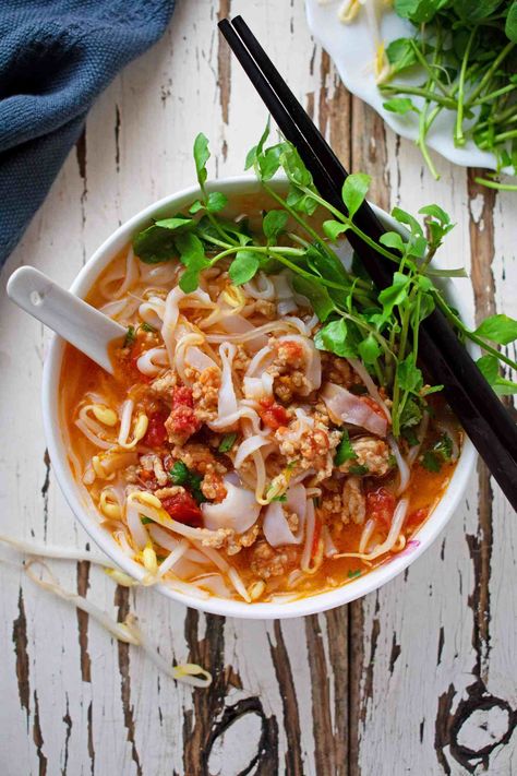 Laos Khao Soi - Tomato Meat Sauce Noodle Soup - Scruff & Steph Noodle Soups, Khao Soi, Laos Food, Fried Noodles, Easy Asian, Asian Soup, Asian Foods, Exotic Food, Minced Meat