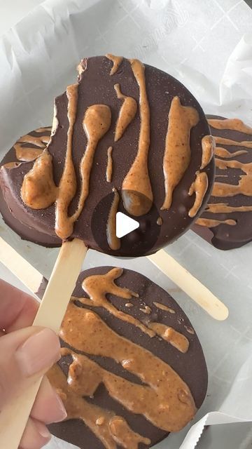 Apple Slice Pops, Chocolate Apple Slices, Lindsay Keosayian, Chocolate Car, Chocolate Apple, Chocolate Lollies, Chocolate Covered Apples, Apple Slice, Chocolate Apples