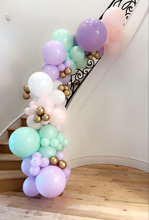 Staircase Balloon Garland, Shower Tips, Balloon Decor, 3rd Birthday Parties, Diy Party Decorations, Balloon Arch, Balloon Garland, Diy Party, Balloon Decorations