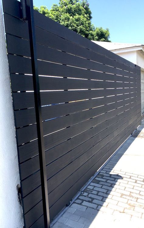 Modern Electric Driveway Gates, Black Aluminum Fence Gates, Automatic Fence Gate Driveways, Composite Electric Gates, Simple Dark Metal Fence, Electric Driveway Gates, Decking Fence, Tor Design, Front Gate Design