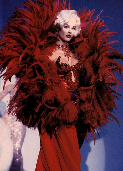 Dress With Feathers, Eva Herzigova, Runway Fashion Couture, Thierry Mugler, Mode Inspo, Soft Grunge, Character Outfits, Up Girl, Looks Style