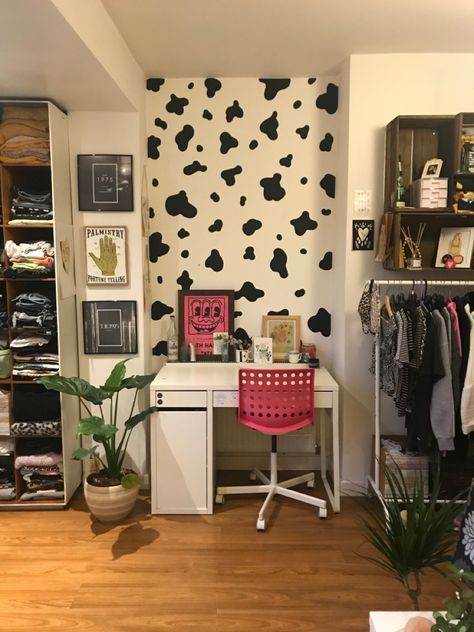 Cow Print Aesthetic Room, Cow Print Themed Room, Cow Print Wall Bedroom, Cow Print Accent Wall Bedroom, Cowprint Bedroom, Cow Decor Bedroom, Cow Print Room Ideas Aesthetic, Cow Room Ideas Aesthetic, Cow Print Room Decor