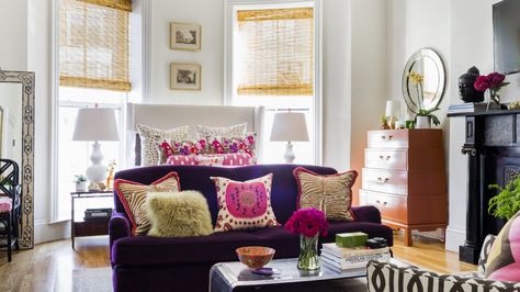 There is small, and then there is “tiny,” says interior designer Katie Rosenfeld. “Tiny” is how Rosenfeld describes Caroline Kofol’s roughly 400-square-foot studio apartment in Boston’s Beacon Hill. Katie Rosenfeld, Studio Apartment Design, Bachelorette Pad, Apartment Decorating On A Budget, Tiny Apartments, Casa Vintage, Studio Living, Beacon Hill, Apartment Life