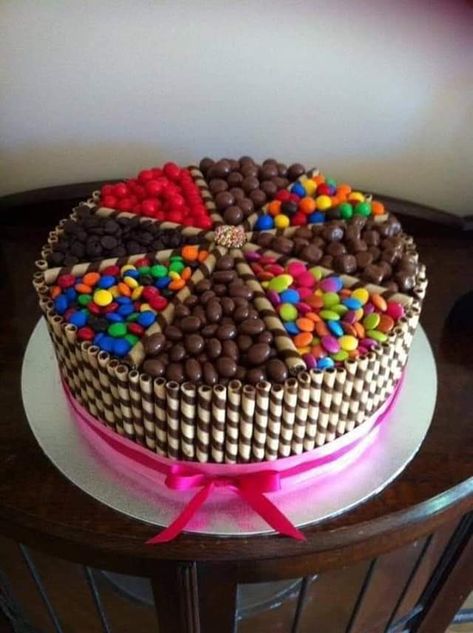 Cake Decorating With Candy, Round Birthday Cake Ideas, Cakes For Teenagers, Round Birthday Cakes, Chocolate Oreo Cake, Teen Cakes, Chocolate Cake Designs, Birthday Cakes For Teens, Artistic Ideas