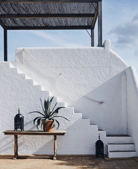 Santorini House, Hotel Inspiration, Greek House, Stair Handrail, Diy Stairs, Spanish House, Mediterranean Homes, Pink Houses, Small Patio