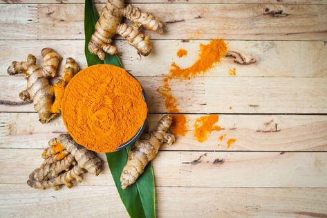 Turmeric has in the last couple of years really made it to the top of the list of natural immune system boosters. Besides its usage in food, the root has been used as medicine in India for thousands of years. What especially makes turmeric beneficial to your health, is the active ingredient curcumin. Curcumin is … Fair Skin Home Remedies, Turmeric Plant, Air Lemon, Turmeric Uses, Turmeric Paste, Organic Turmeric Powder, Yogi Tea, Middle Eastern Dishes, Turmeric Tea