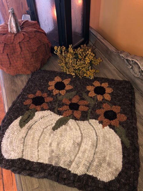 Pumpkin Rug, Rug Hooking Patterns Primitive, Halloween Rug, Rug Hooking Kits, Primitive Fabric, Rug Hooking Designs, Spring Rugs, Monks Cloth, Primitive Rugs