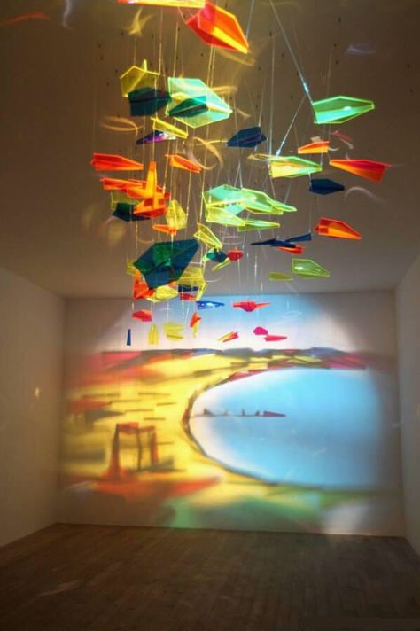 Glass hanging to create projection painting on the wall. Art landscape. Rashad Alakbarov, Colored Plexiglass, Shadow Painting, زجاج ملون, Shadow Art, Wow Art, Art Installation, Sculpture Installation, Dreamy Art