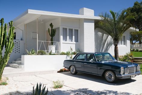 A spectacular Palm Springs inspired before and after - The Interiors Addict Ronnie And Georgia, Palm Springs Exterior, Villa Style Home, Palm Springs Interior, Palm Springs Homes, Retro Beach House, Alfresco Decking, Leadlight Windows, Engineered Timber Flooring