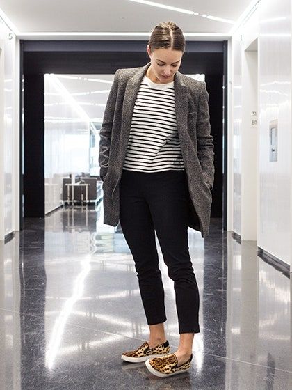 __[Sophia Panych](https://www.instagram.com/spanych/)__ Sneakers To Work, Sneakers Outfit Work, Work Closet, Pijamas Women, How To Wear Sneakers, Sneaker Outfits Women, Corporate Dress, Work Sneakers, Work Chic