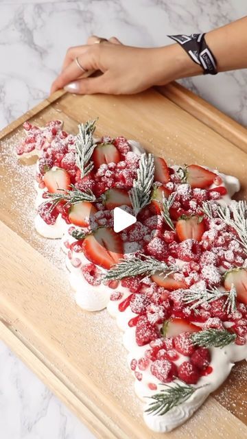 Christmas Pavlova Ideas, Pavlova Toppings, Christmas Pavlova, Christmas Finger Foods, Easy Christmas Cake Recipe, Christmas Tree Food, Pavlova Cake, Fruit Christmas Tree, Pavlova Recipe