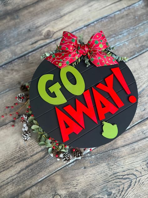 Funny Door Hangers, Welcome Sign Christmas, Grinch Sign, Craft Signs, Hanger Christmas, Grinch Christmas Decorations, Christmas Craft Fair, Door Signs Diy, Front Door Sign