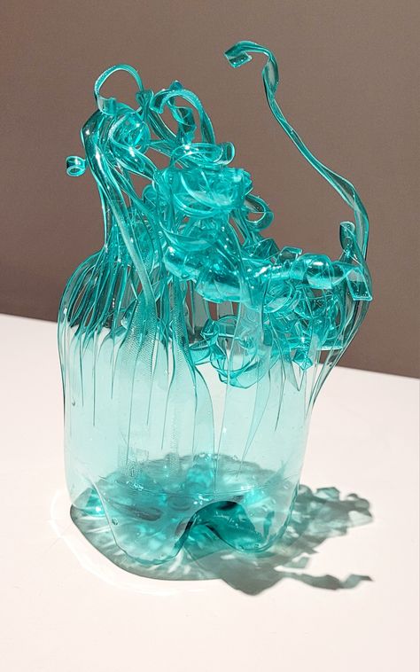 Melting Plastic Art, Art Made Of Trash, Plastic Sculpture, Ocean Art Painting, Waste Art, Recycle Crafts Diy, Plastic Installation, Easy Diy Hacks, Recycled Art Projects