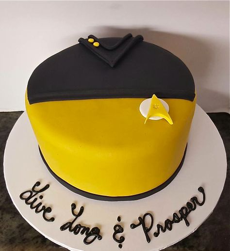 "Star Trek Cake"                                                                                                                                                     More Star Trek Cookies, Star Trek Birthday Party, Star Trek Birthday Cake, Star Trek Wedding Cake, Star Trek Birthday Cake Ideas, Star Trek Happy Birthday, Star Trek Food Replicator, Star Trek Baby, Star Trek Cake