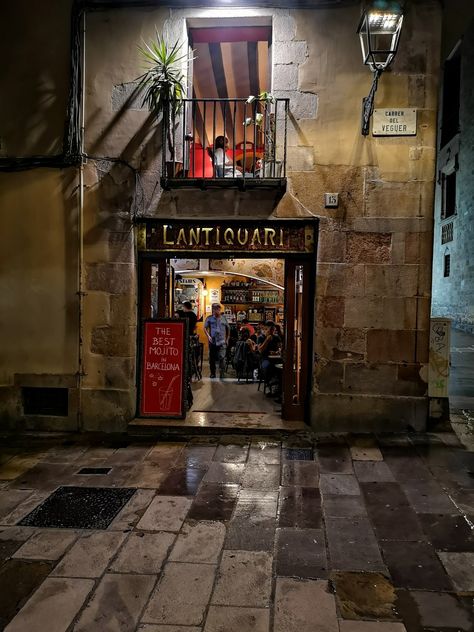 Barcelona At Night, Barcelona Day Trips, Barcelona Bars, Barcelona Aesthetic, Night Bar, Vampire Academy, Wine Bar, Summer Travel, Night Photography