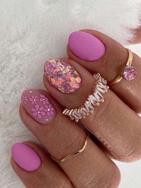 Back To School Nail Designs, School Nail Designs, Glitter Toe Nails, Chunky Glitter Nails, Korean Trends, Short Pink Nails, Pink Glitter Nails, Art Guide, Glazed Donut